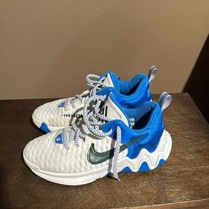 Basketball shoes